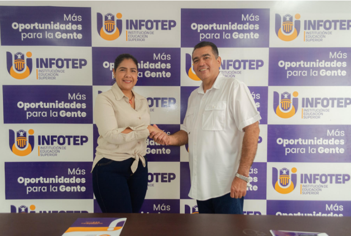 En la fotografía, el rector de Infotep, Leonardo Pérez Suescún, junto a la alcaldesa de Zona Bananera, Clareth Olaya Jiménez, durante la firma del convenio. Fotografía de Archivo, propiedad del Dpto. de Comunicaciones INFOTEP HVG