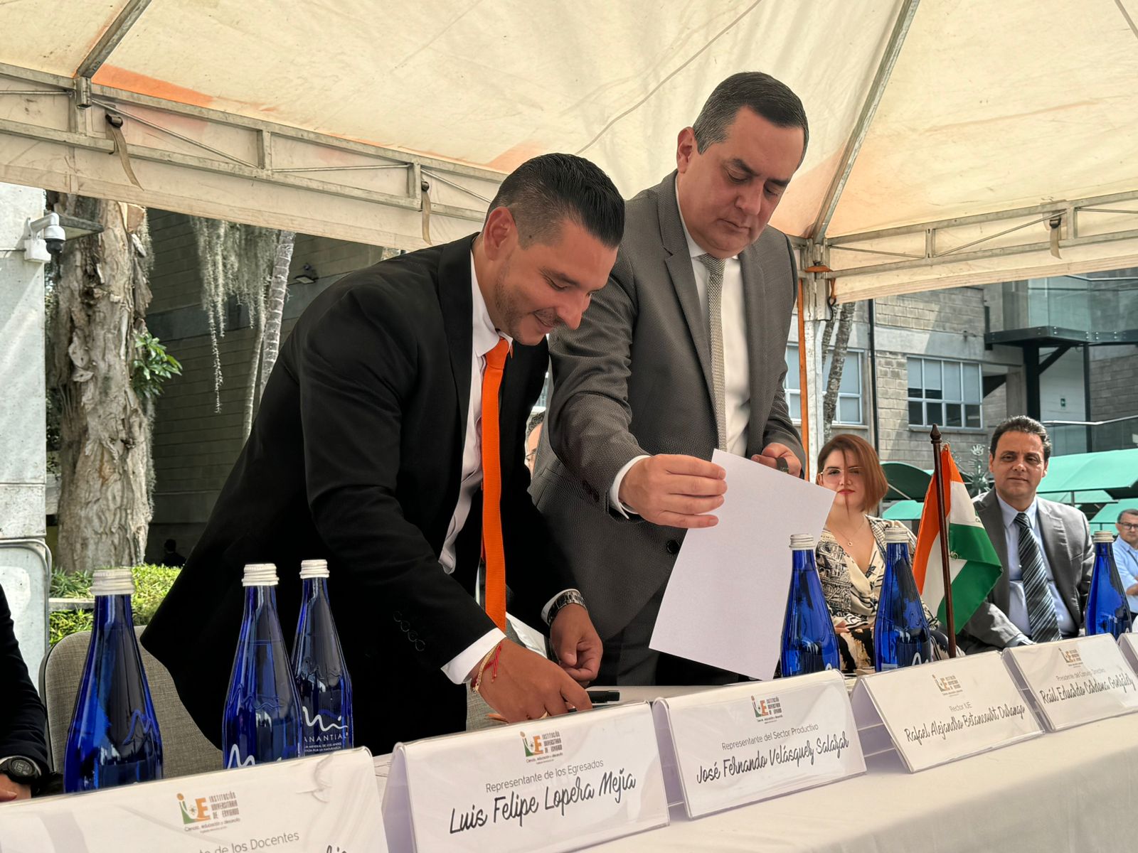En la Fotografía Alejandro Betancourt, rector de la IUE y Raúl Cardona González, alcalde del municipio de Envigado. Fotografía de Archivo, propiedad del Dpto. de Comunicaciones IUE