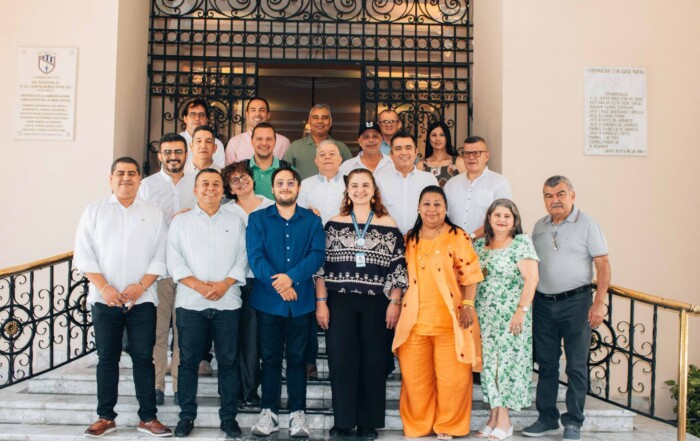 Rectores de las 33 instituciones públicas afiliadas a la REDTTU durante la Asamblea Ordinaria en Santa Marta, donde se discutieron los avances en inteligencia artificial y transformación digital en la educación superior. Crédito: Oficina de Comunicaciones de la IUSM, anfitriona de la sesión